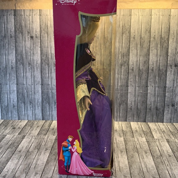 Aurora Porcelain Keepsake Doll Holiday Jewels Ed. - Picture 5 of 9